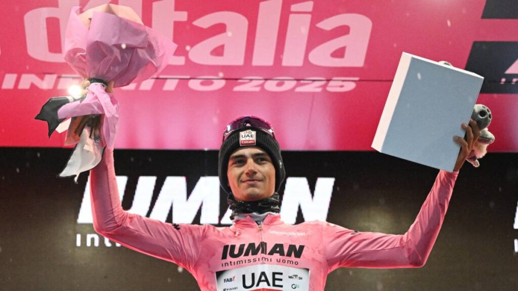 Isaac del Toro, ciclista mexicano, con la maglia rosa