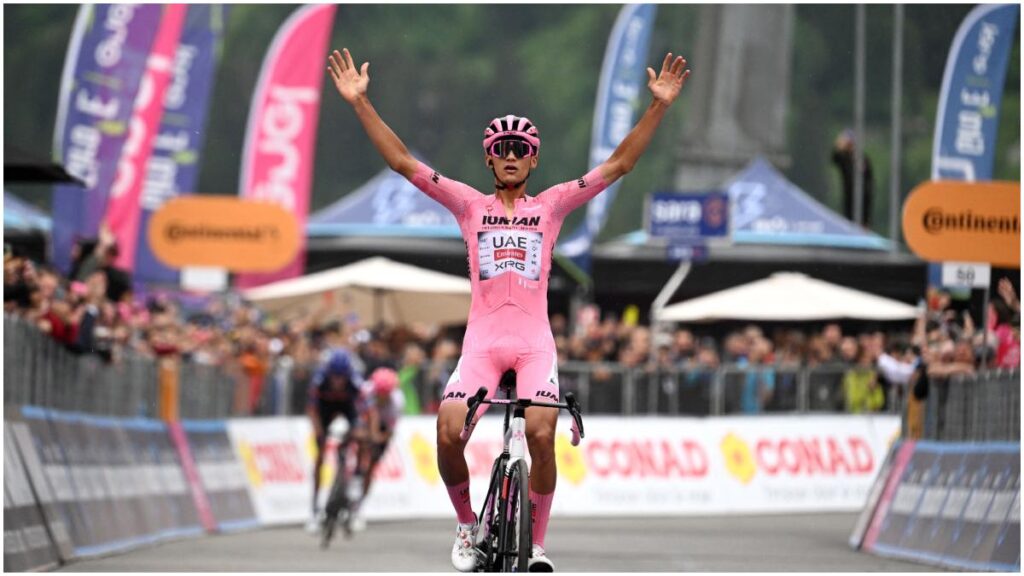 Isaac del Toro celebra al cruzar la línea de meta | Reuters