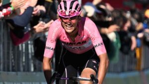 Isaac del Toro sufre para retener la maglia rosa, Carapaz vuela y el Giro se enciende