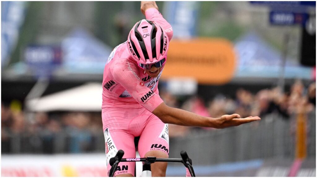 Isaac del Toro gana su primera etapa en el Giro de Italia | Reuters