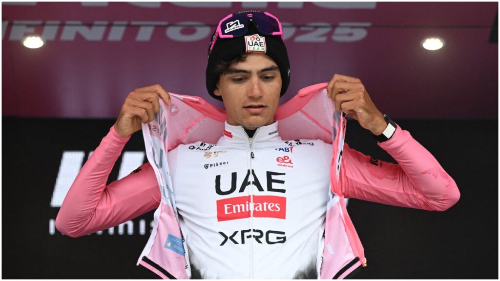 Isaac del Toro se quita la maglia rosa | Reuters