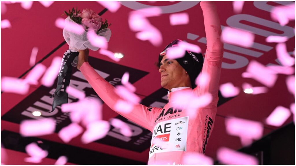 Isaac del Toro y su felicidad tras quedar arriba de la etapa 17 | Reuters