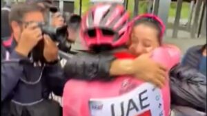 Isaac del Toro y su madre se funden en emotivo abrazo tras triunfo en la etapa 17 del Giro de Italia