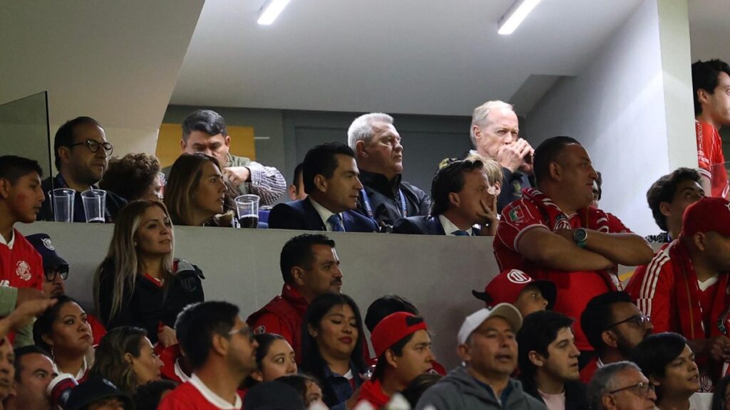 Javier Aguirre en el Estadio Nemesio Diez