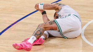 ¡Se encienden las alarmas! Jayson Tatum sale lesionado y en silla de ruedas en el Juego 4