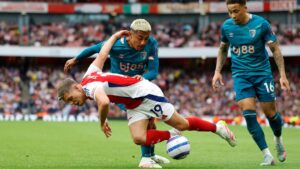 Julián Araujo vuelve a la titularidad y el Bournemouth compromete el segundo lugar del Arsenal