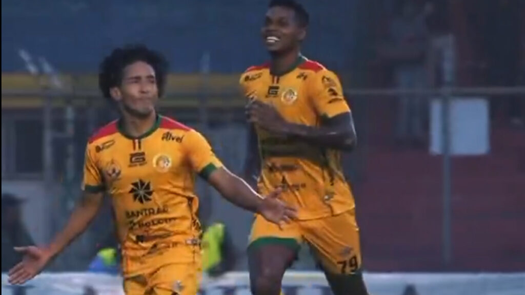 Kennedy Rocha celebra su gol. (Captura Clarosports)