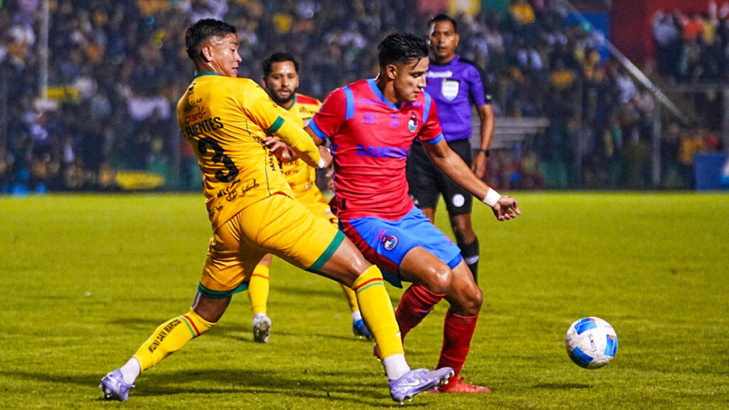 Posibles formaciones de Marquense y Municipal. (Rojos X)