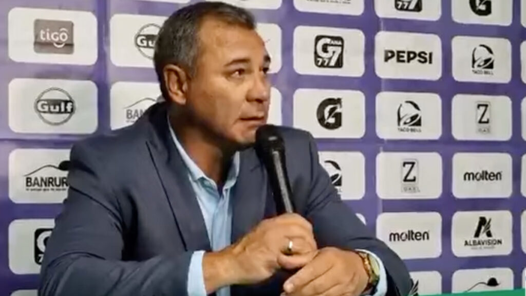 Mauricio Tapia, DT de Antigua. (Futbol Aquitodito Youtube)