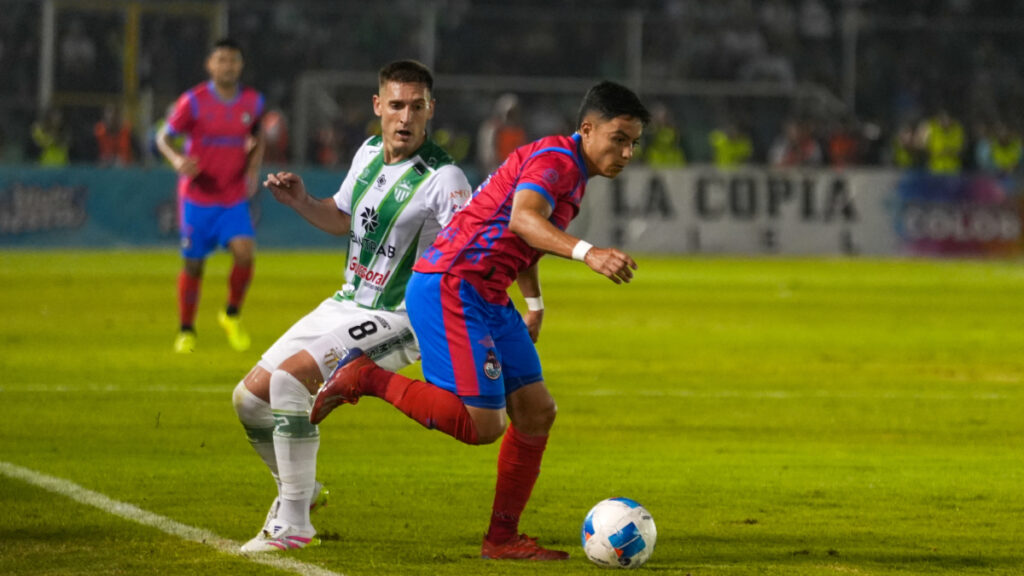 Flojo empate en la ida entre Antigua y Municipal. (Rojos X)