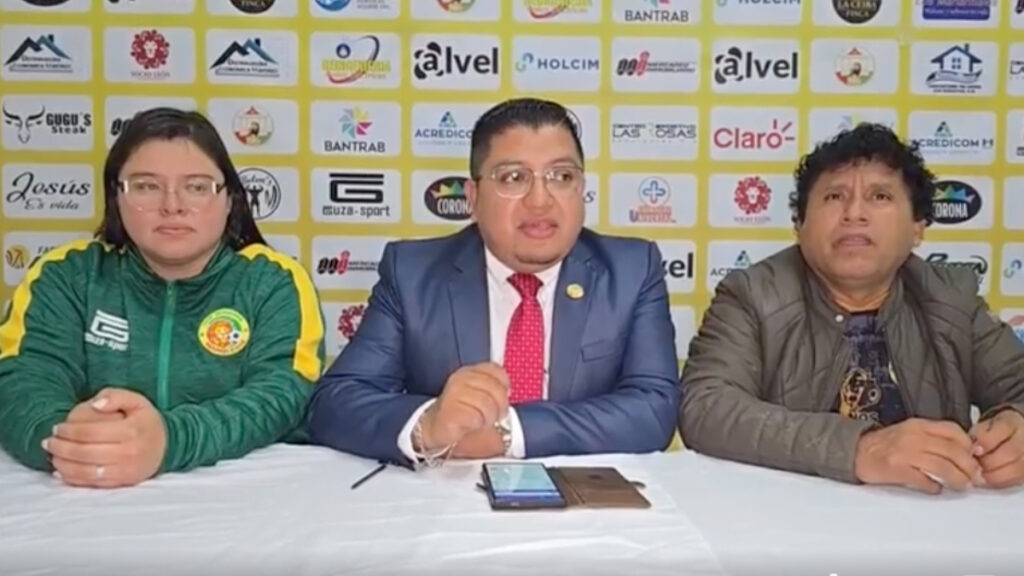 Guzmán y compañía durante el anuncio. (Captura Facebook Marquense)