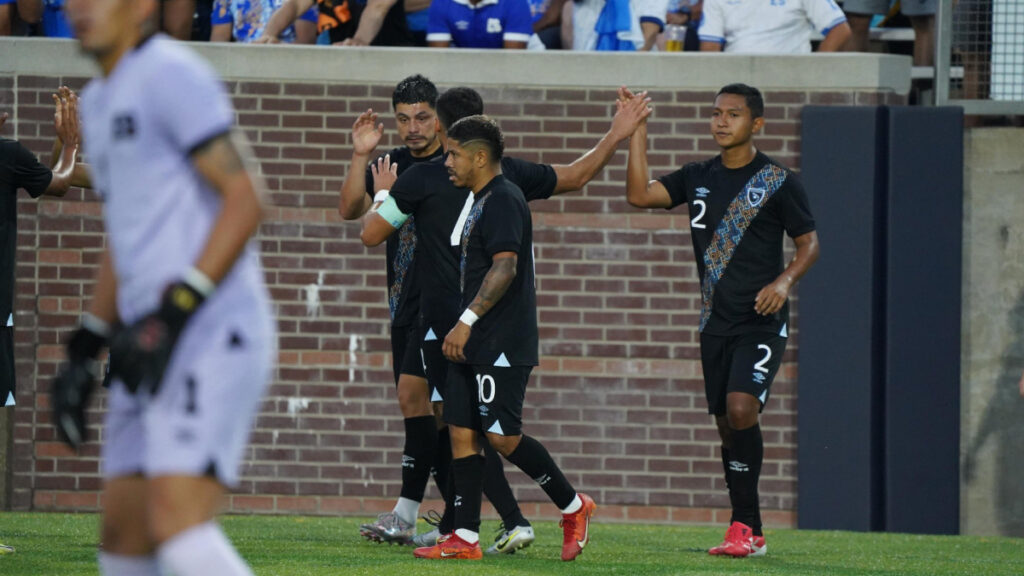 El festejo de gol de Lom con sus compañeros. (Fedefut)