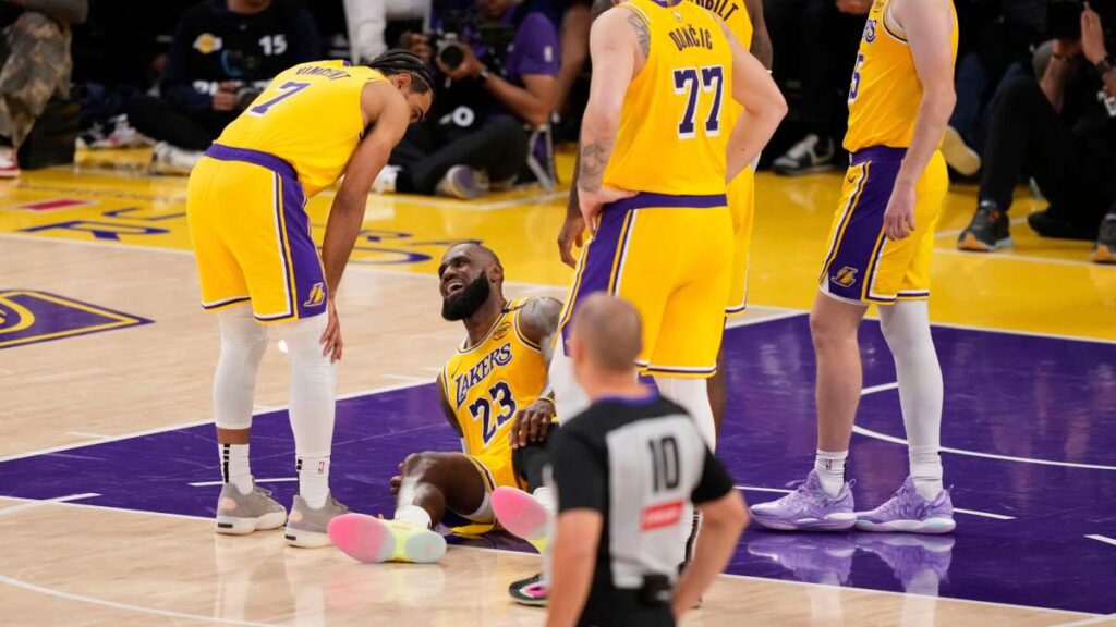 LeBron James sufre lesión en la rodilla ante los Timberwolves