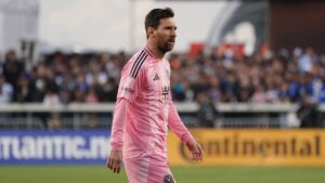 ¡Explota! Leo Messi se enfada con el árbitro, lo encara y termina amonestado