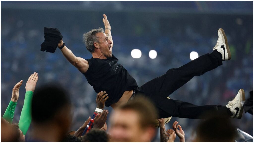Los jugadores del PSG celebran con Luis Enrique | Reuters