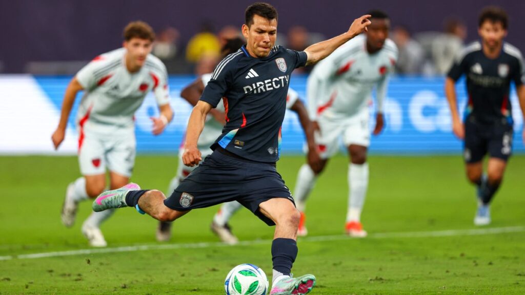 Chucky Lozano marcó dos goles