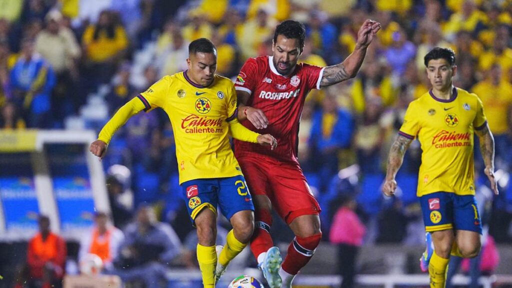 Luan García en una acción defensiva con Erick Sánchez | Imago7