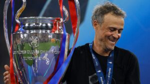 ¡Justo en el corazón! Afición del PSG desplego una manta replicando el festejo de Luis Enrique con su hija