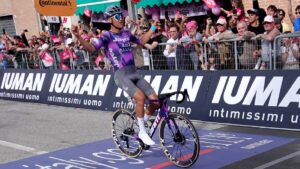 Luke Plapp no se despeina y gana en Castelraimondo la etapa 8 del Giro de Italia: Diego Ulissi, nuevo líder de la general