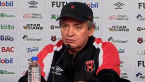 Alajuelense le quiere robar al Saprissa a una joya del fútbol de Costa Rica