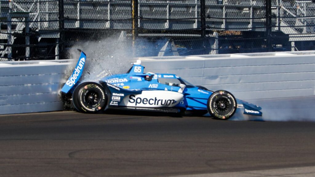 El nezeolandés Marcus Armstrong se impacta contra el muro durante una sesión de práctica de las 500 Millas de Indianápolis