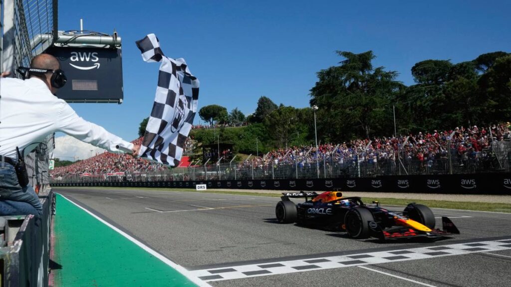 Max Verstappen acorta distancia con los McLaren. Reuters