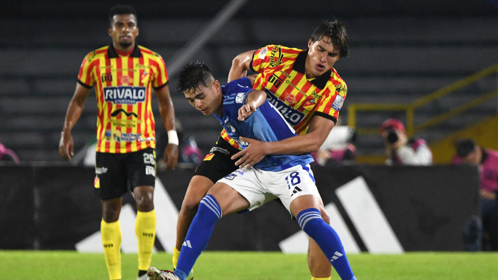 Daniel Ruiz y Samy Merheg disputan la pelota. - Vizzor Image.