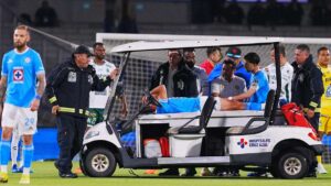 ¡Alarmas encendidas en Cruz Azul! Andrés Montaño abandona el encuentro ante León con una lesión