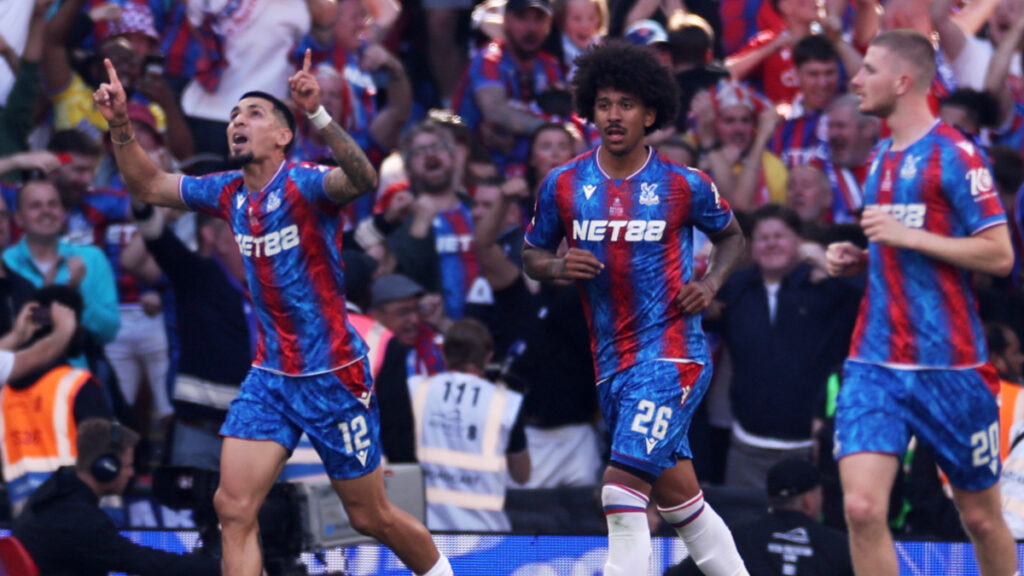 Daniel Muñoz celebra un gol con el Crystal Palace. - AP.