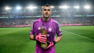 Nahuel Guzmán celebra sus 500 partidos en Tigres con grandes atajadas ante Necaxa
