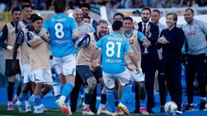 Napoli sufre ante Lecce, pero da un paso más hacia el título
