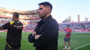 Nicolás Larcamón defiende el arbitraje tras la polémica mano de Ozziel Herrera: “Son partidos difíciles para ellos”