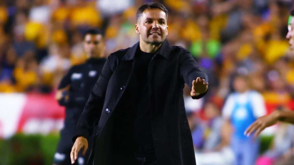 Nicolás Larcamón, indignado por la labor arbitral tras su eliminación ante Tigres