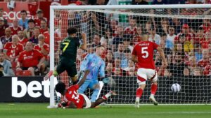 ¡Tres boletos para cinco equipos! Nottingham Forest pierde y mantiene abierta la lucha por la Champions League
