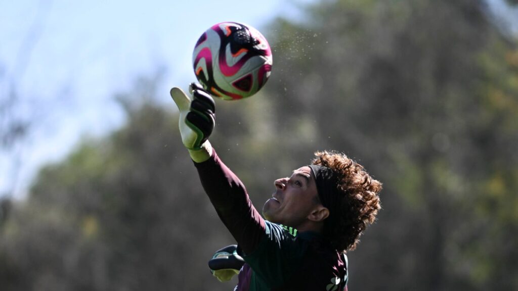 ¡El AVS de Memo Ochoa se aferra a la salvación!