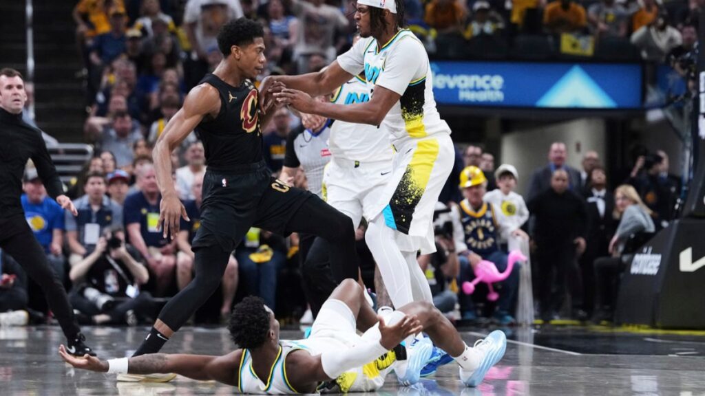 Bennedict Mathurin de los Pacers, expulsado tras altercado con De’Andre Hunter en el Juego 4