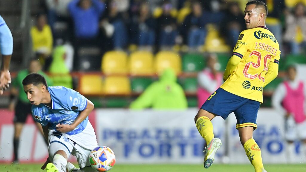 Pachuca se salva ante el América