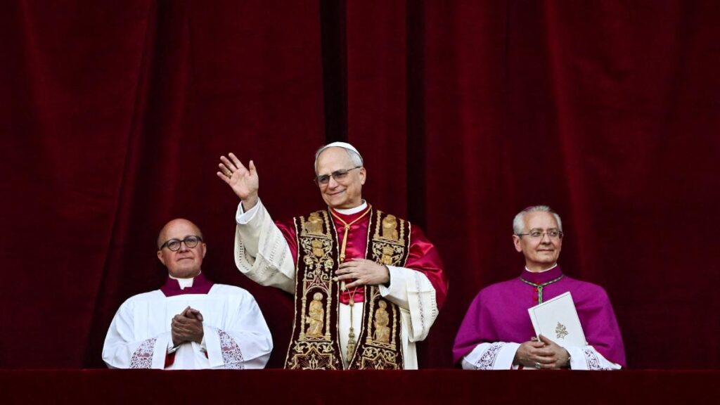 Los cardenales reunidos en El Vaticano han electo al nuevo papa tras la muerte de Francisco I y lo dieron a conocer con la fumata blanca