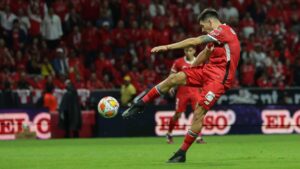 Paulinho sorprende y es titular para la vuelta de la final; no termina el partido