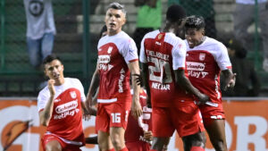El último ‘out of context’ del fútbol colombiano: dos jugadores de Santa Fe se van a los golpes… ¡tras clasificar!