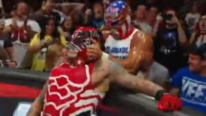 Penta Zero Miedo es golpeado por la espalda por El Grande Americano y pierde la lucha ante Judgment Day