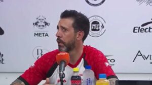 ¡Insólito! Periodista deja hablando solo a Jorge Bava en rueda de prensa