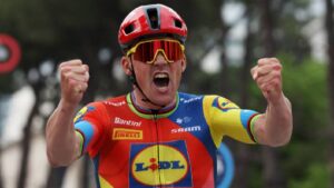 Mads Pedersen gana la etapa 1 del Giro de Italia 2025