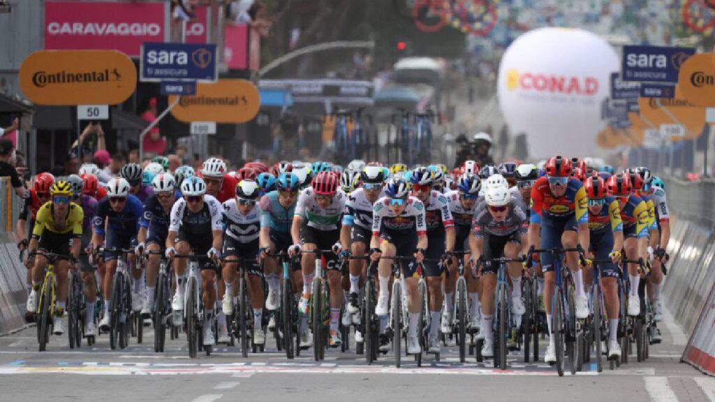 Pelotón del Giro de Italia 2025 / Reuters