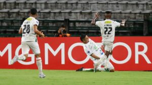 Once Caldas hizo la tarea en casa y es puntero del grupo F