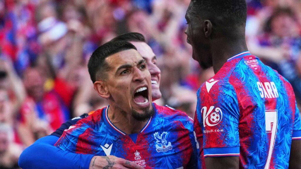 Daniel Muñoz celebrando un gol con el Crystal Palace / AP