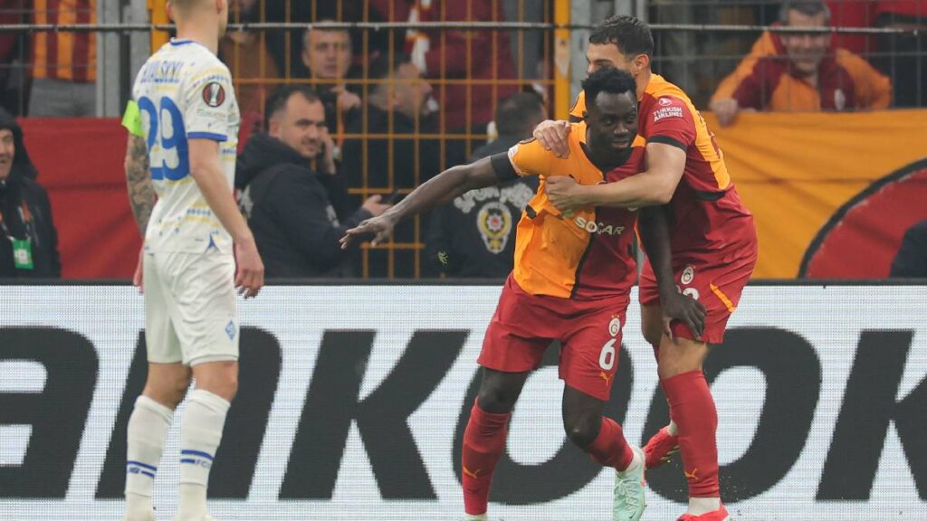 Dávinson Sánchez y Carlos Cuesta campeones de la liga turca / AP