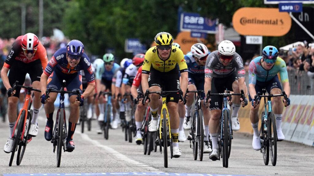 Sprint final de la etapa 12 del Giro de Italia / Reuters