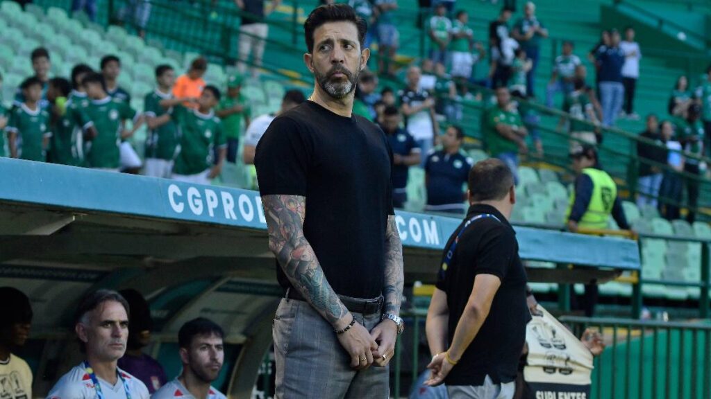 Jorge Bava, DT de Santa Fe, en el partido vs Deportivo Cali / Vizzor