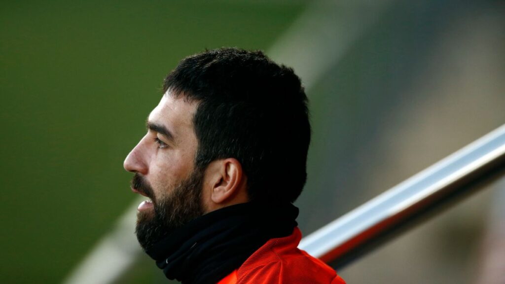 Arda Turan regla flores a periodista por el Día de la Madre